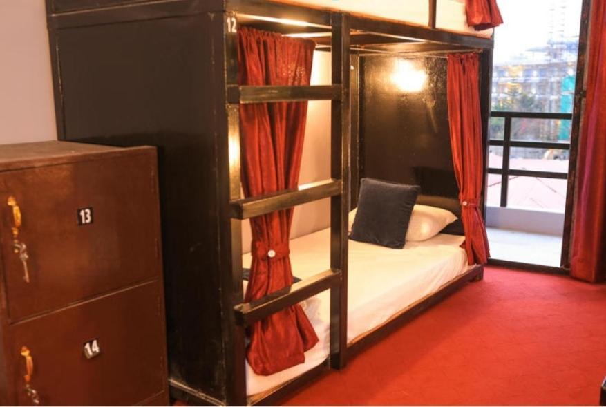 Paila Hostel Lakeside Покхара Экстерьер фото