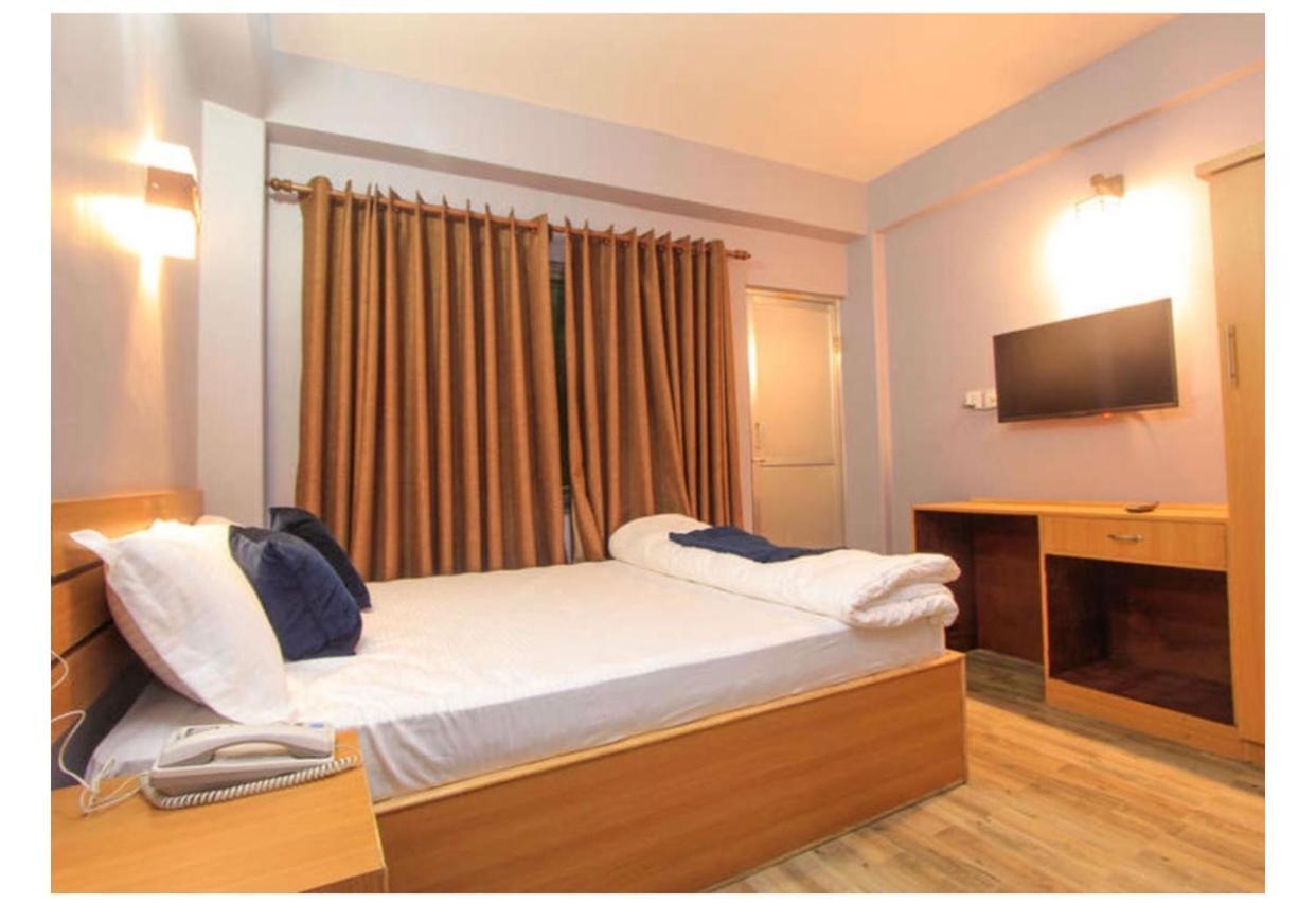 Paila Hostel Lakeside Покхара Экстерьер фото
