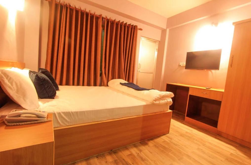Paila Hostel Lakeside Покхара Экстерьер фото