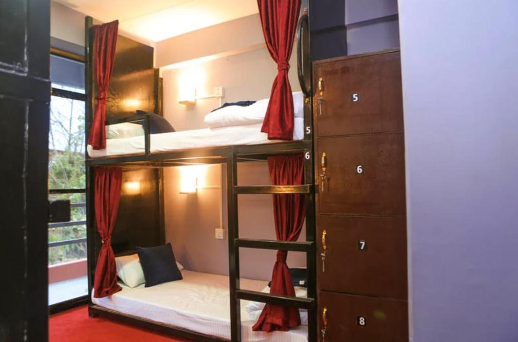 Paila Hostel Lakeside Покхара Экстерьер фото