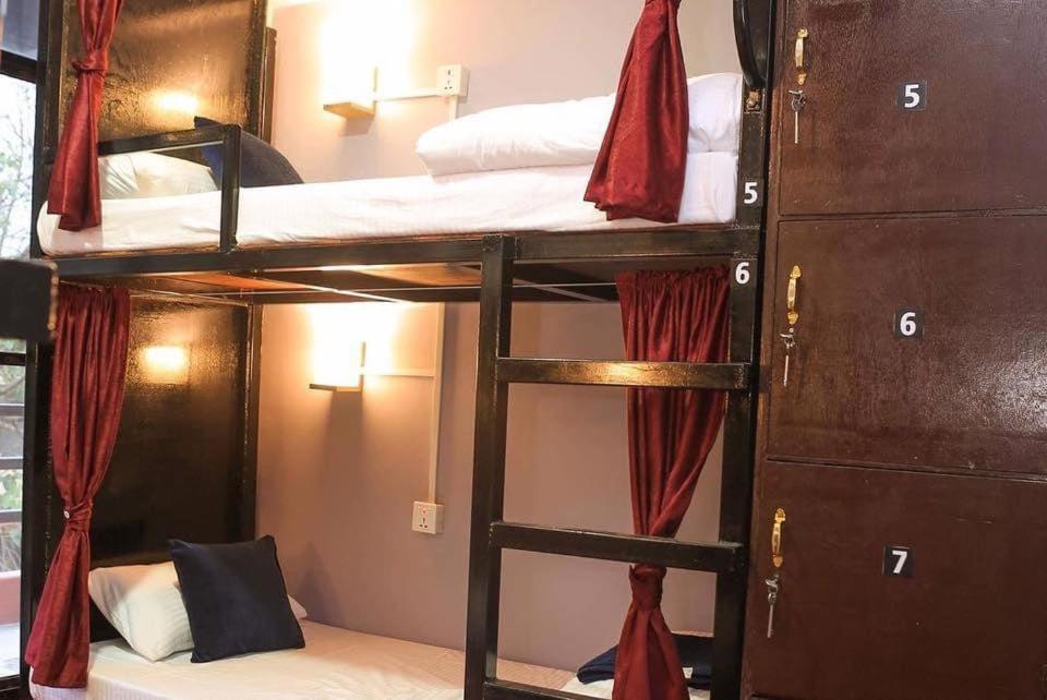 Paila Hostel Lakeside Покхара Экстерьер фото