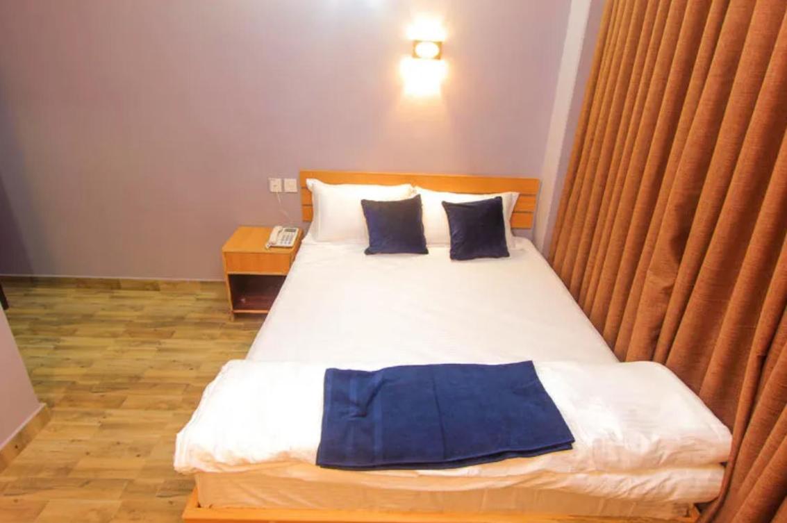 Paila Hostel Lakeside Покхара Экстерьер фото