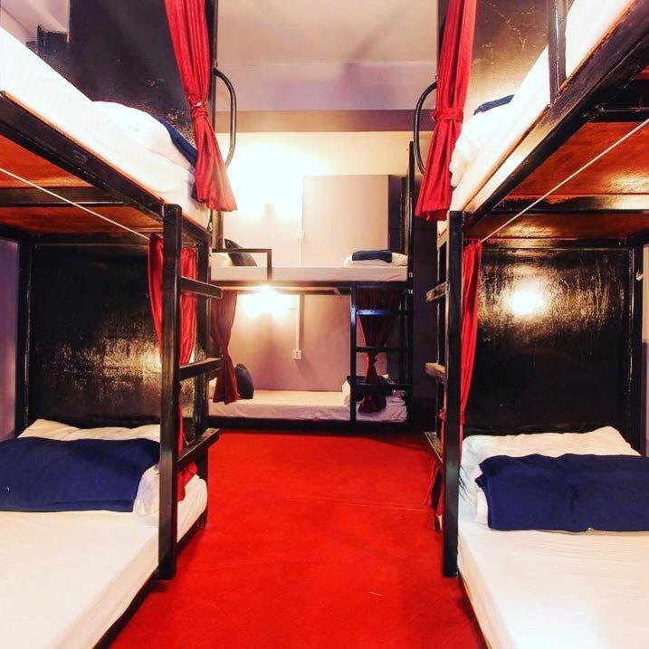 Paila Hostel Lakeside Покхара Экстерьер фото
